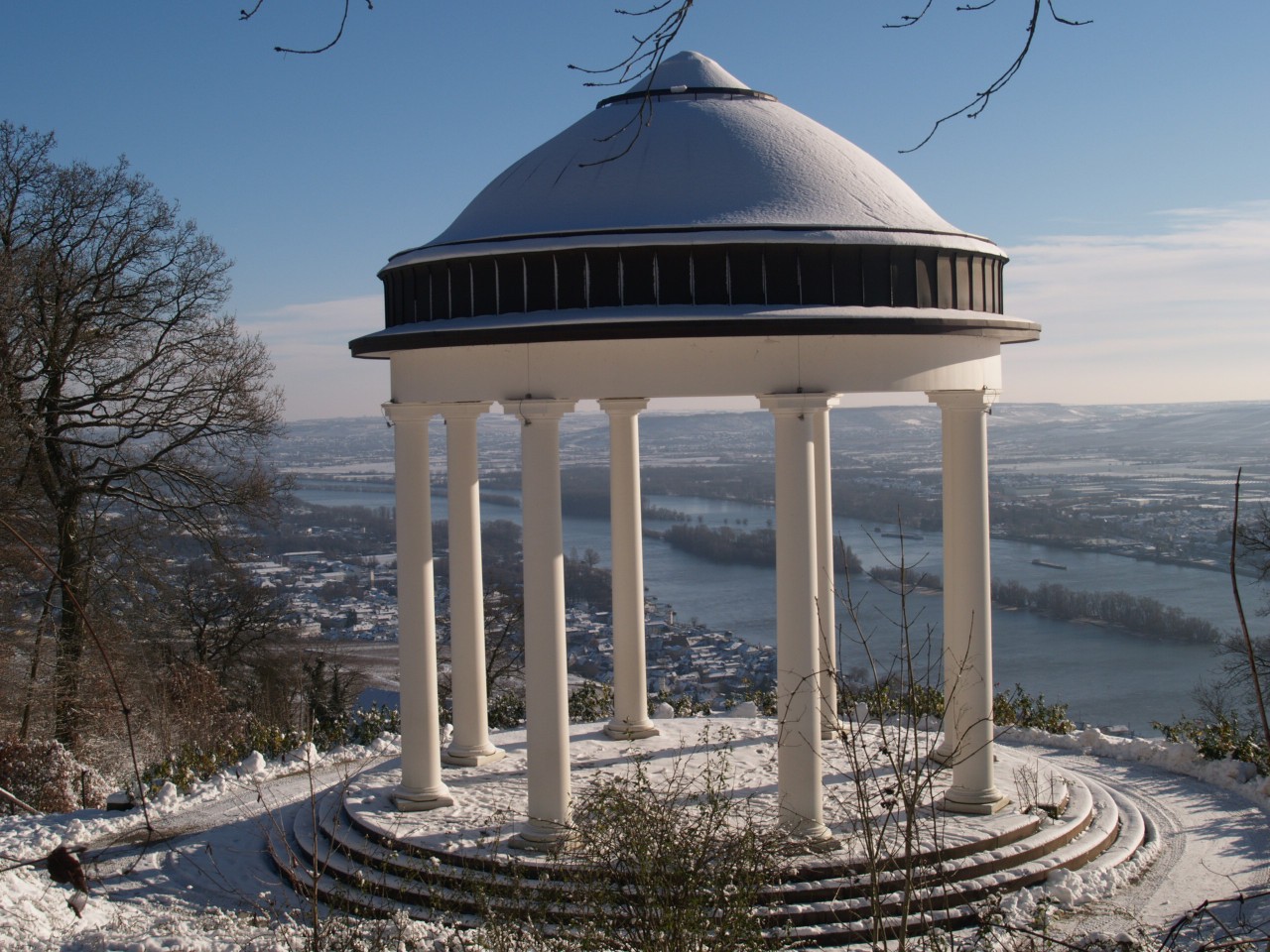 Vom Niederwaldtempel präsentiert sich das Rheintal prächtig