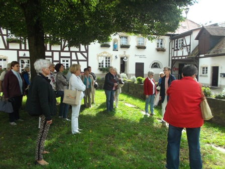 Gruppe bei der Führung im Hofgut Retters