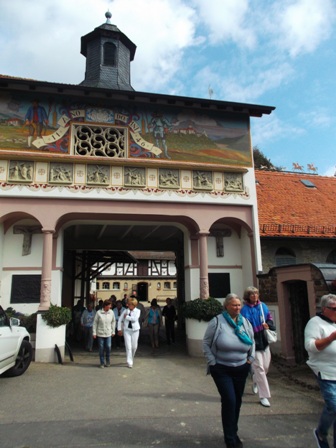 Eingang zur alten Klosteranlage, heute Reitanlage