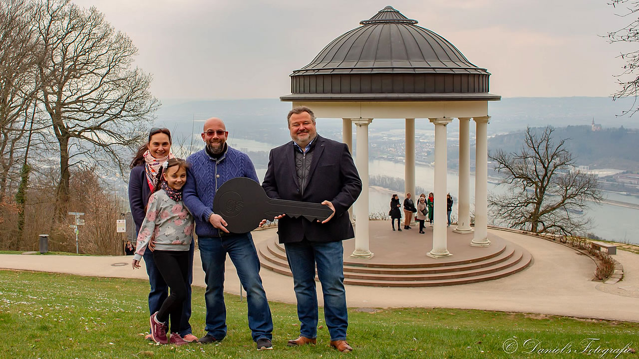 Familie Küntzler mit Tochter und Peter Häfner bei der Schlüsselübergabe