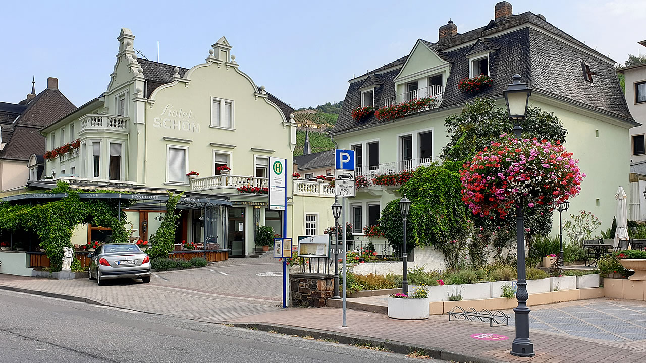 Rheinfront in Assmannshausen mit aufkeimender Blumenpracht