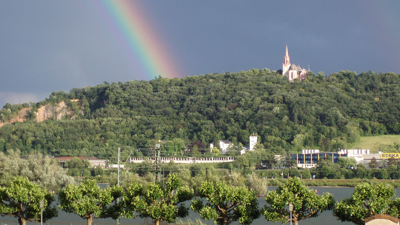 Ein Blick über den Rhein nach Bingen mit der Rochuskapelle