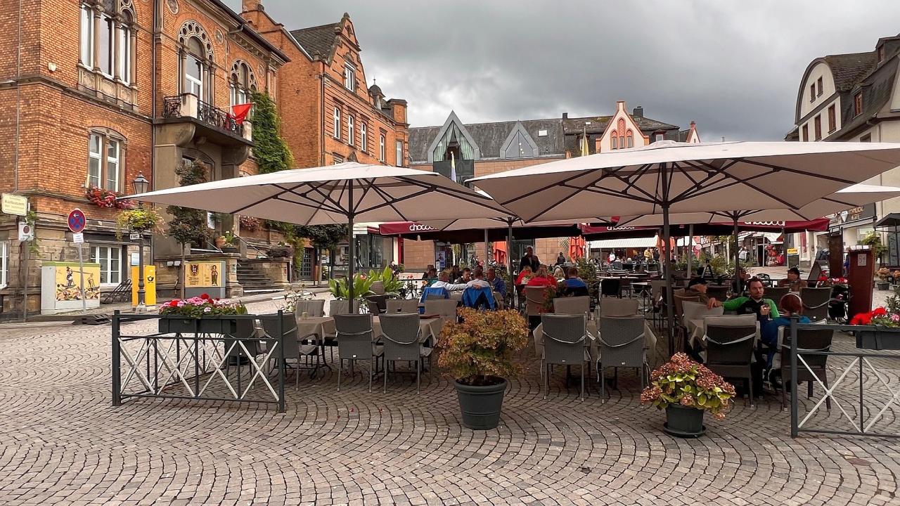 Der schöne Marktplatz in Boppard zwischen Rathaus und Kirche lädt zum Einkehren ein.