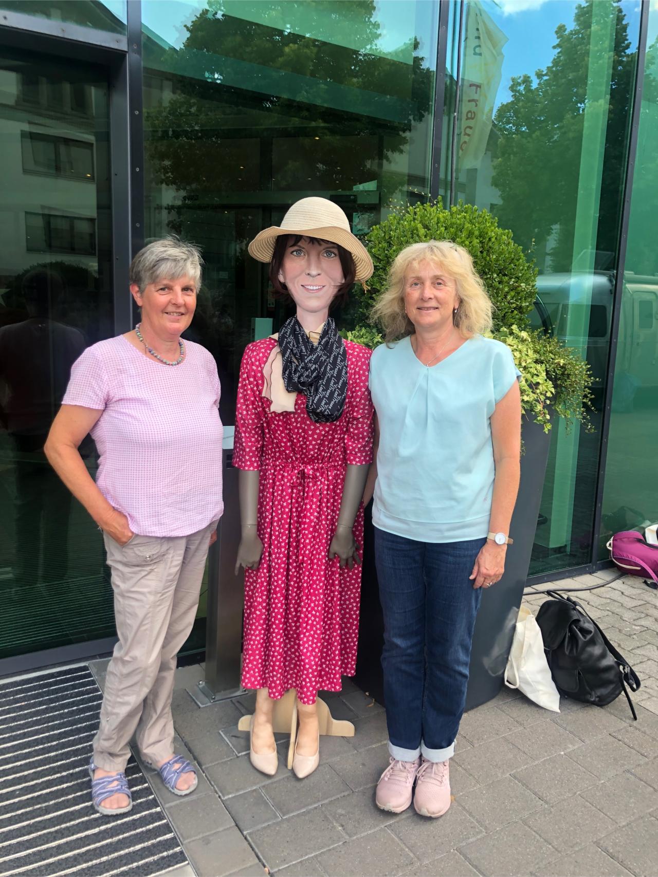 Eine der vielen Landfrauenpuppen in Fulda mit Heide Reuter (l.) und Kyra Luft (r.)