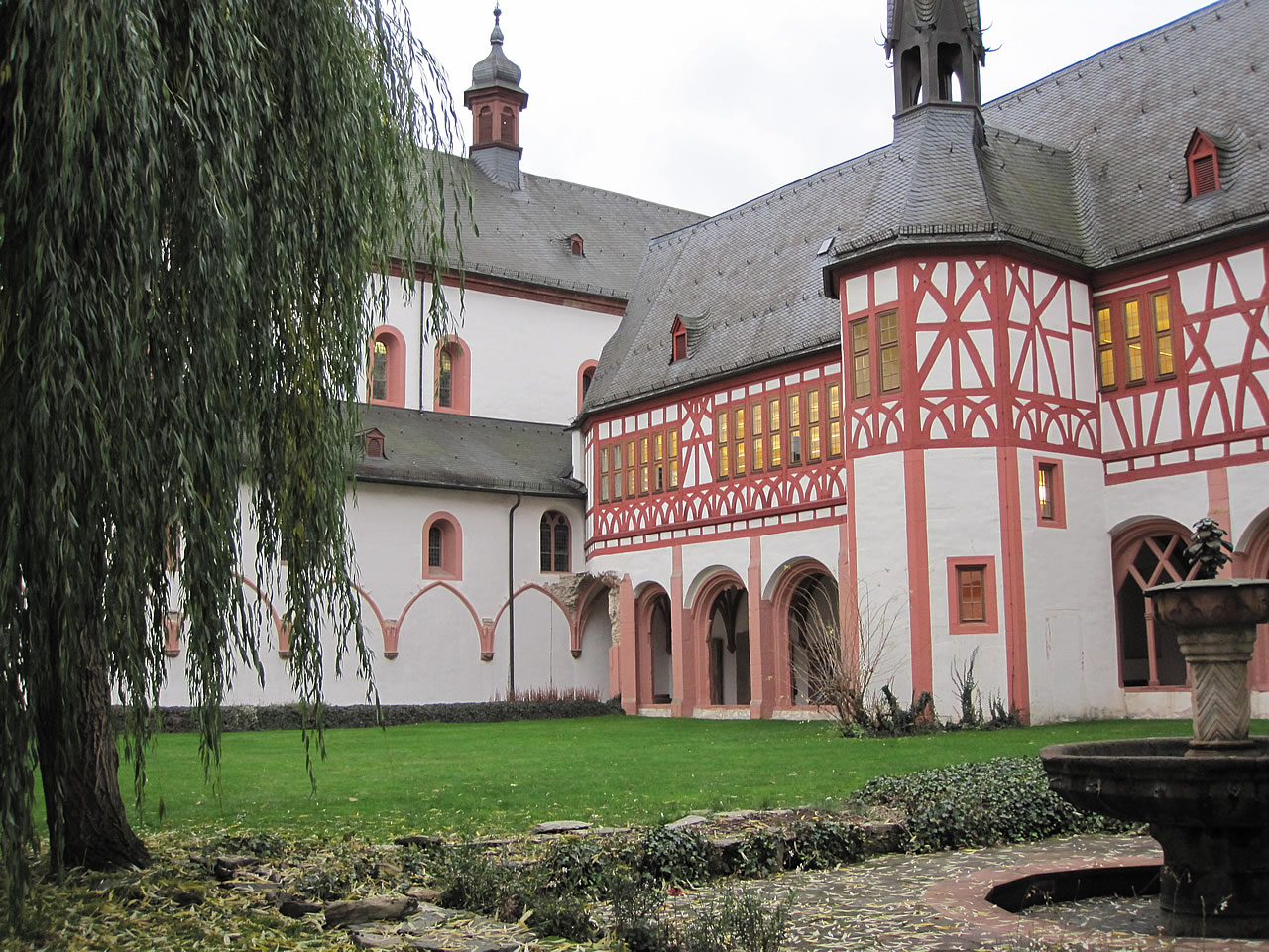 Das Kloster Eberbach liegt mitten im Wald zwischen Kiedrich und Hallgarten