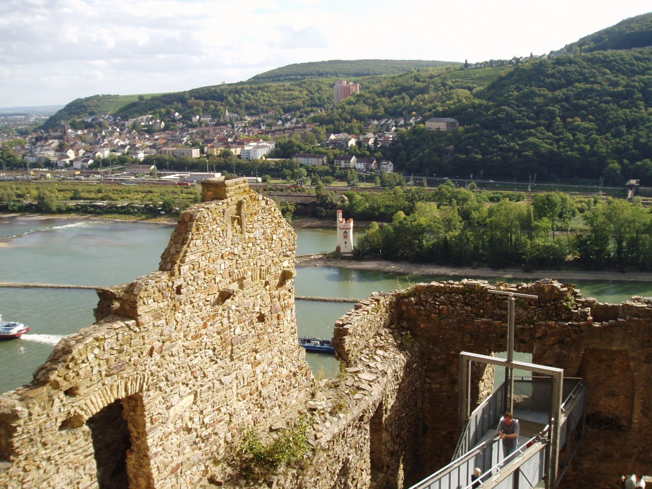 Die Burgruine Ehrenfels liegt zwischen Rüdesheim und Assmannshausen am Rhein