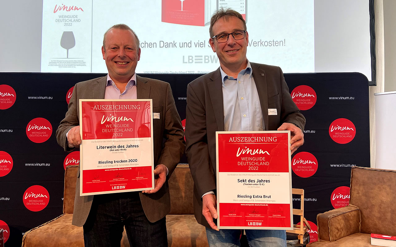 Die Brüder Bernd und Ralf Schönleber mit Urkunden bei der Preisverleihung