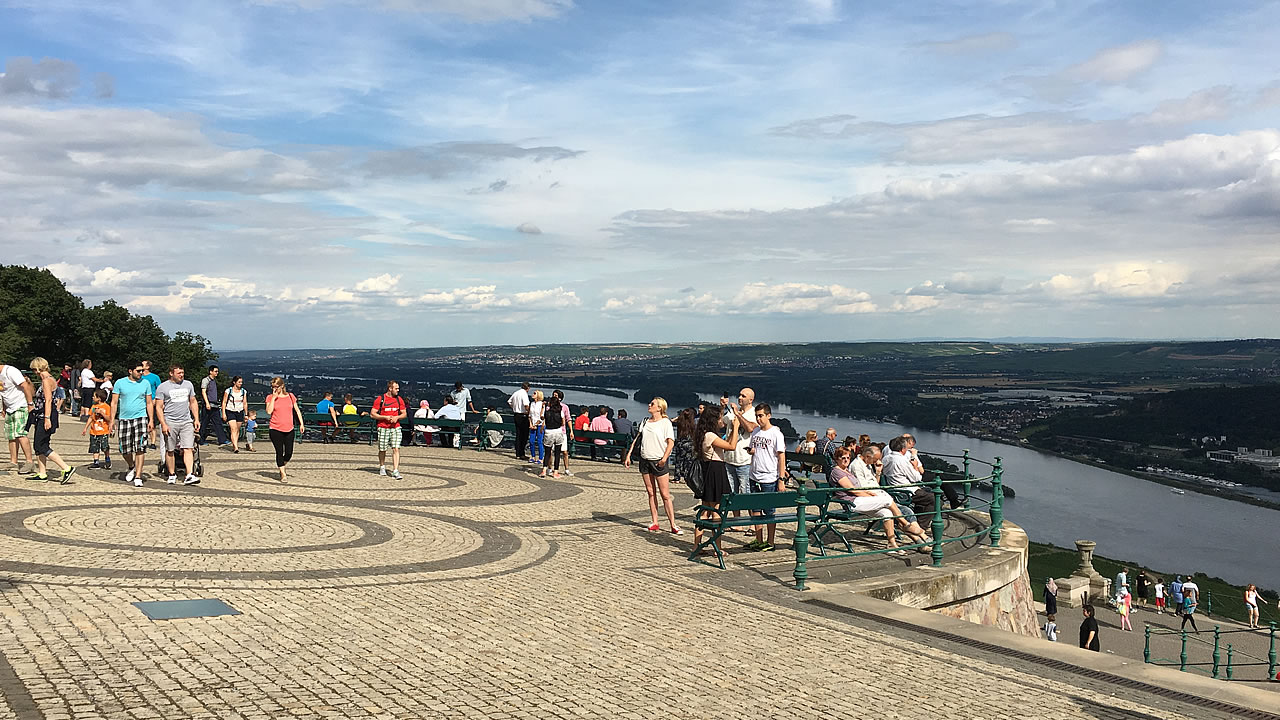 Blick vom Niederwalddenkmal übers Rheintal