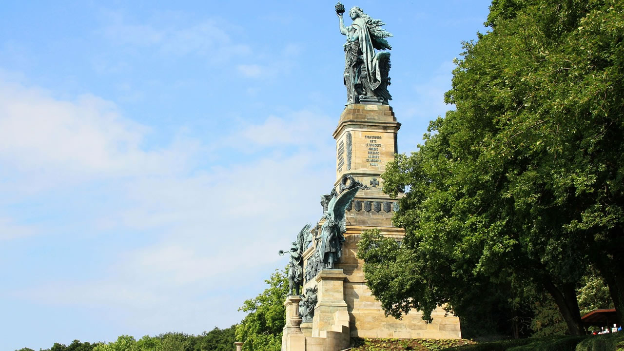 Hoch über Rüdesheim thront die Germania