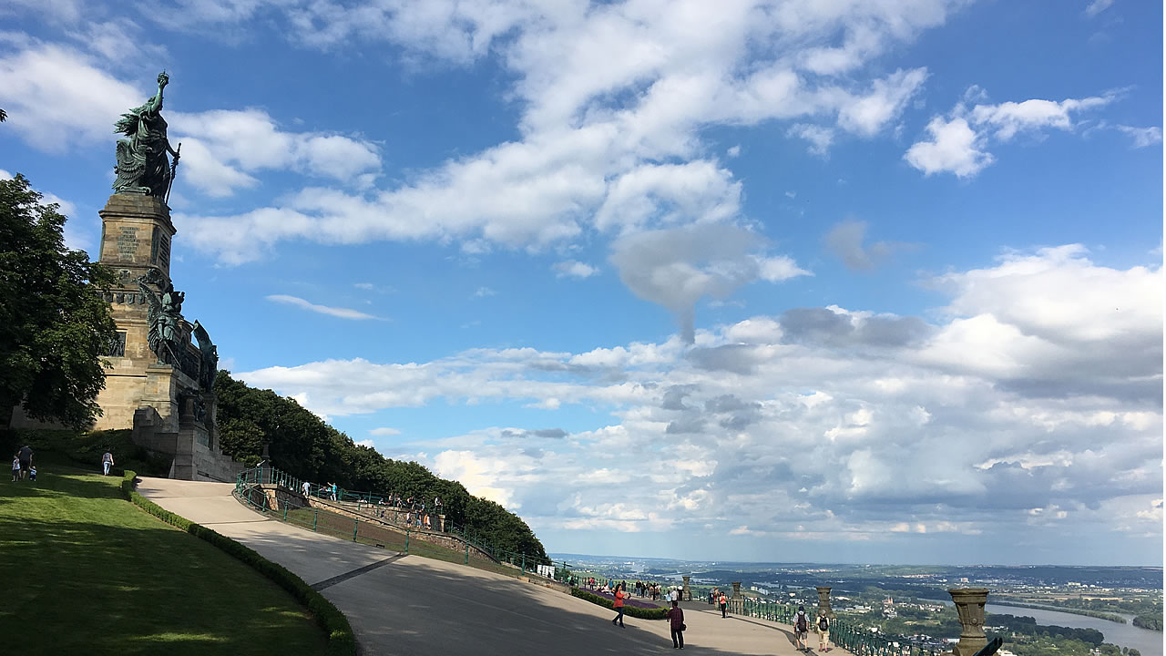 Die Germania thront über Rüdesheim am Rhein