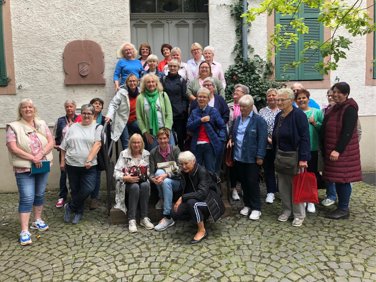 Gruppe vor dem Wanaloha Haus in Wallau