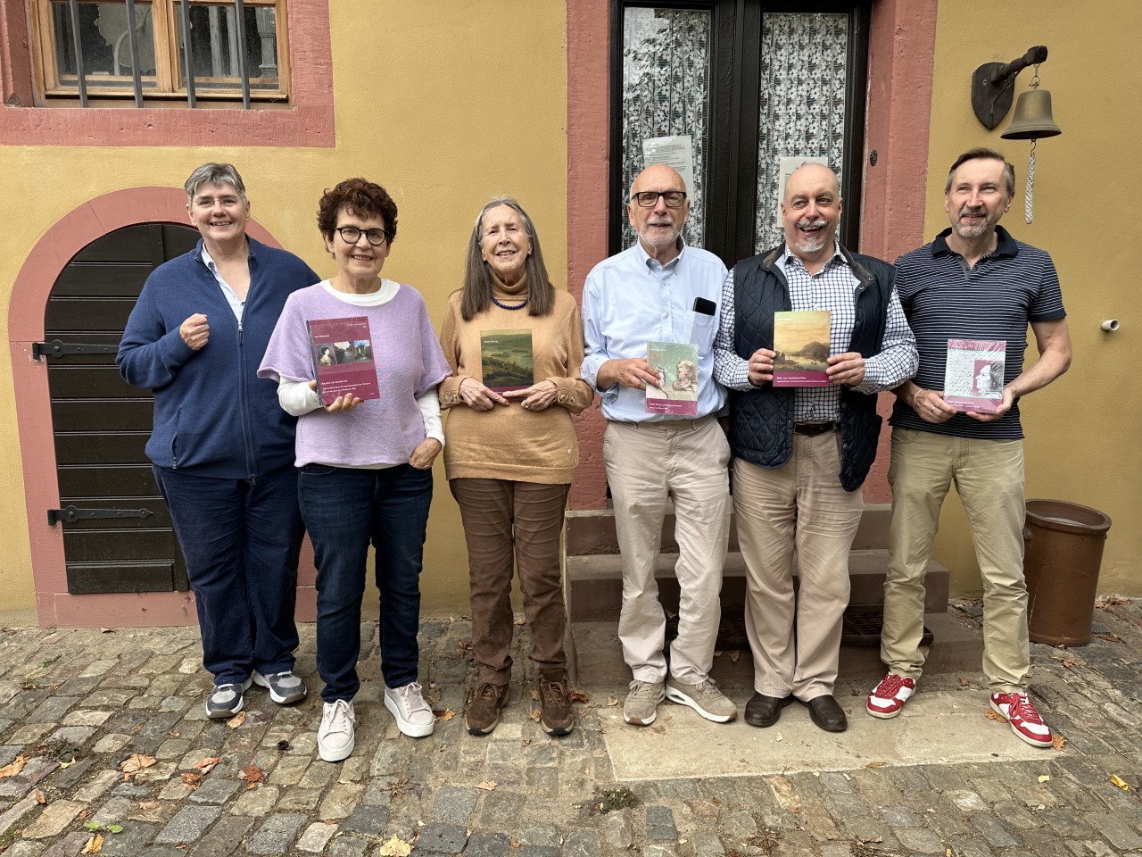 Verlegerin Ursula Recihert mit den Autoren der Schriftenreihe