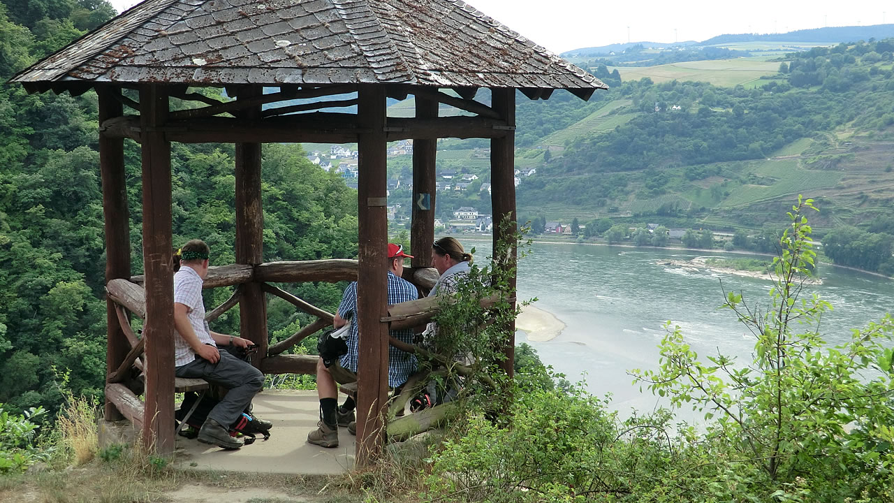 Ausruhen am Pavillon mit Rheinblick