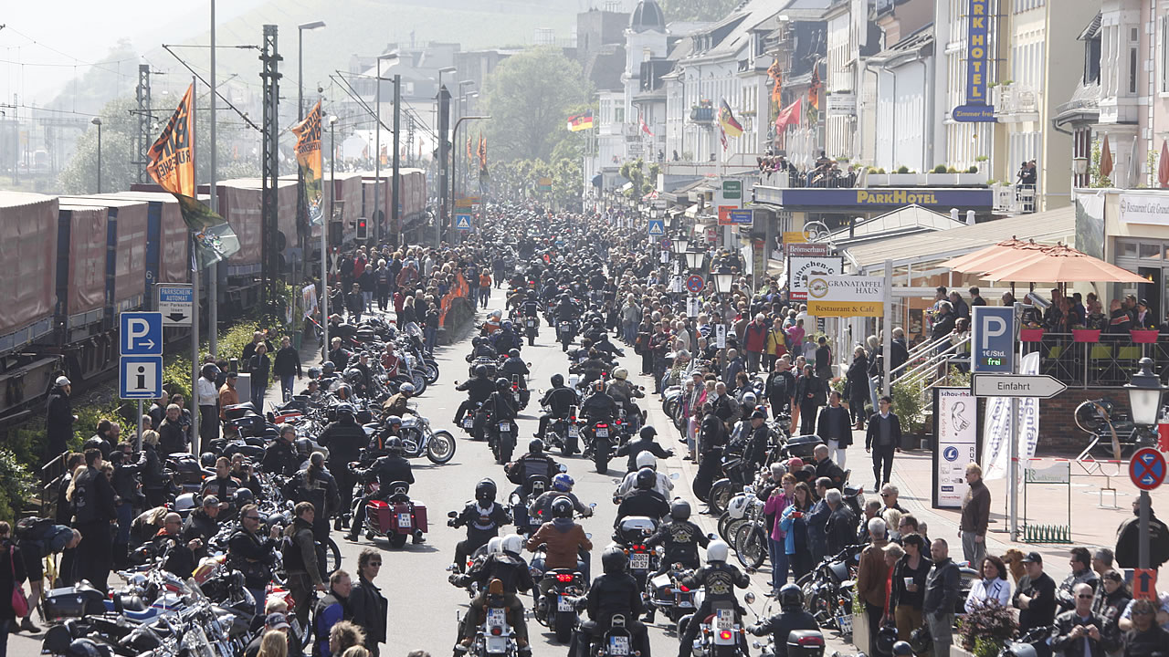 Auf der Rheinstraße in Rüdesheim am Rhein treffen sich tausende Biker