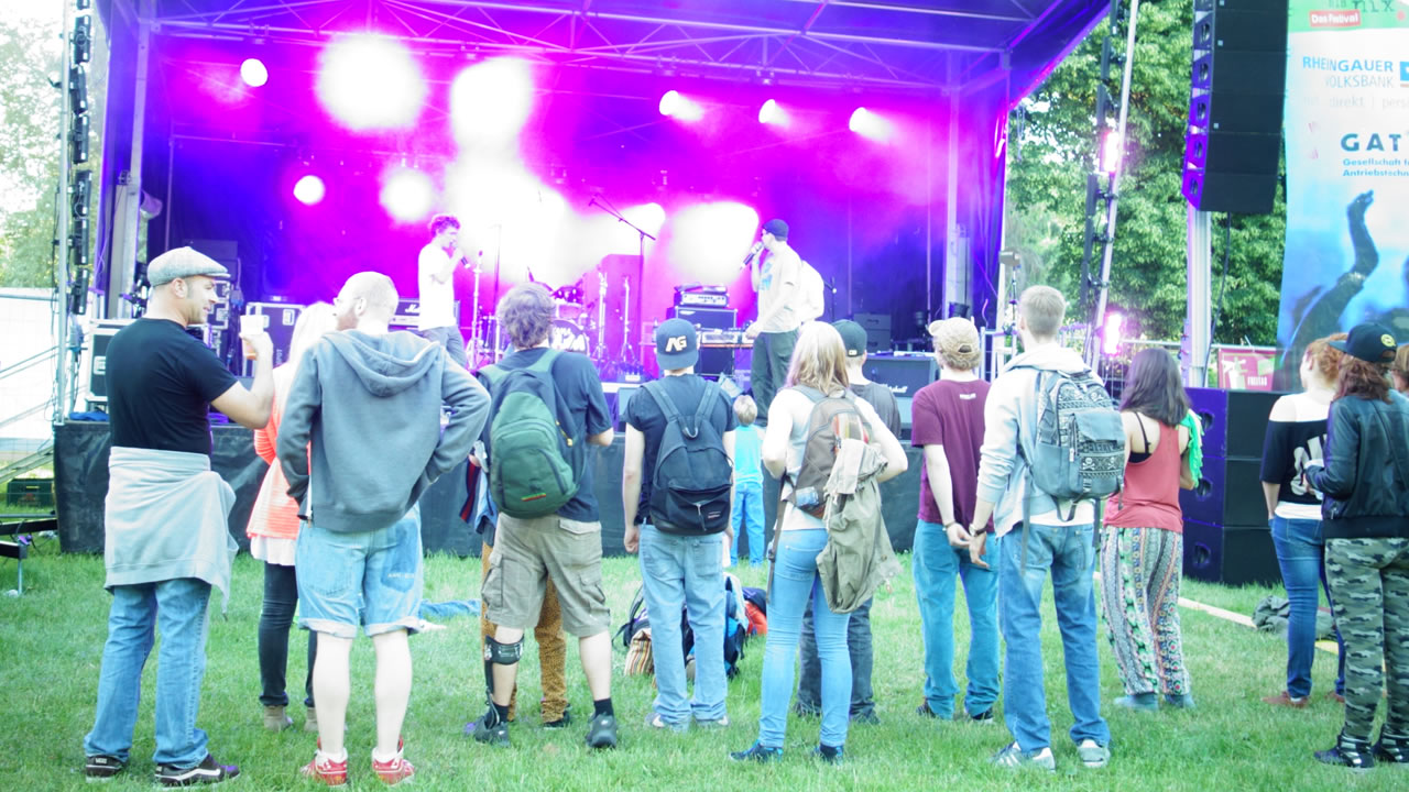 Das Besser als nix Festival findet jedes Jahr im Mai auf den Rheinwiesen am Rheinufer bei Geisenheim statt