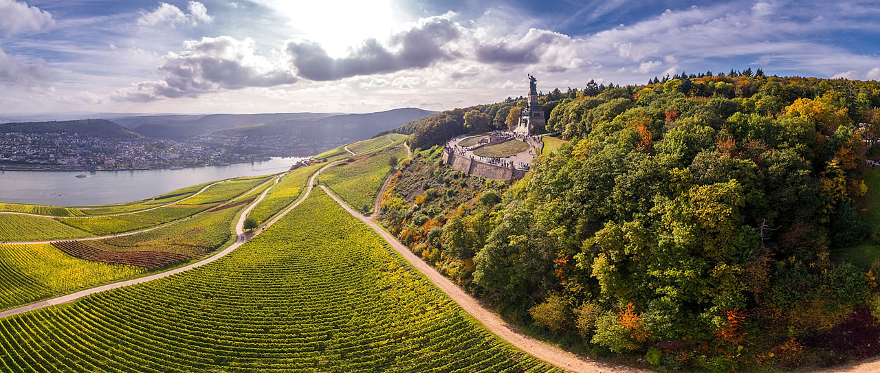 Blick über das Rheintal und das Niederwalddenkmal