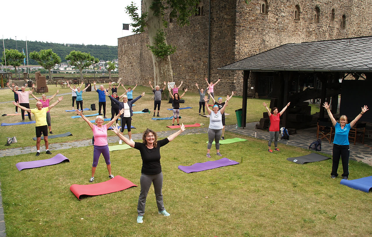 Gymnastiktraining im Schatten historischer Mauern