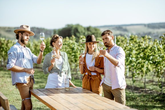 Gesellige Runde mitten in den Weinbergen