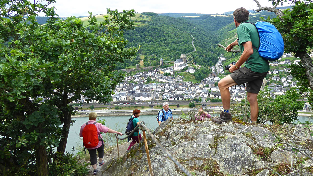 Blick vom Leiselsfeld auf die Abbrüche am Spitznack und an der Loreley