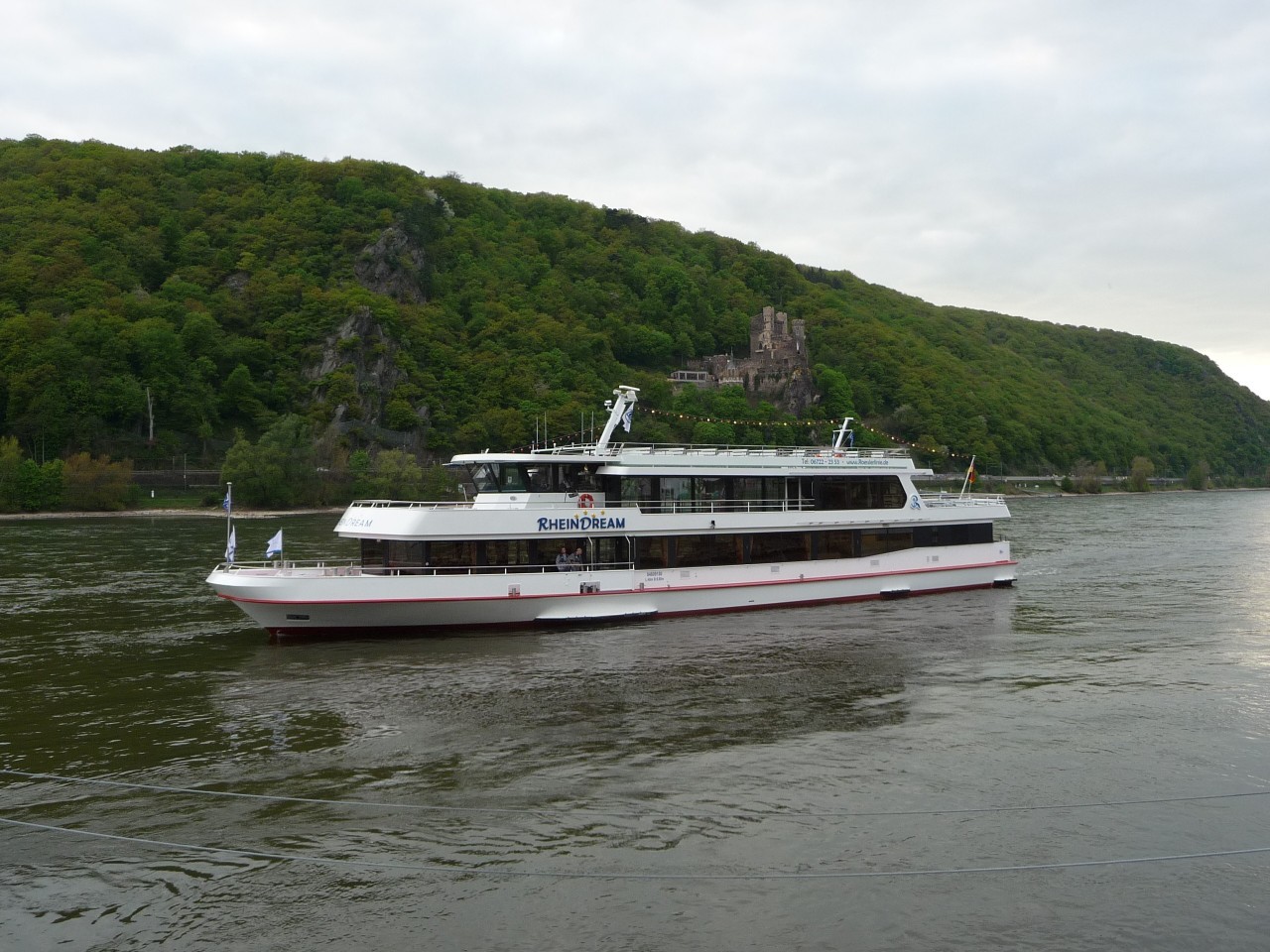 auf dem Rhein bei der Burg Rheinstein