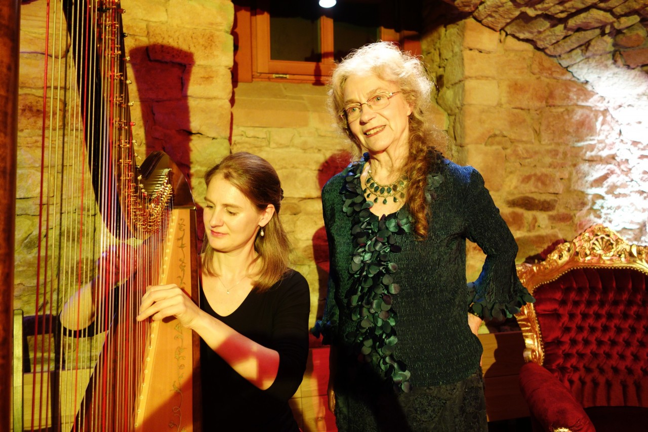 Konzertharfenistin Sonja Fiedler und Erzählerin Elfriede Gazis