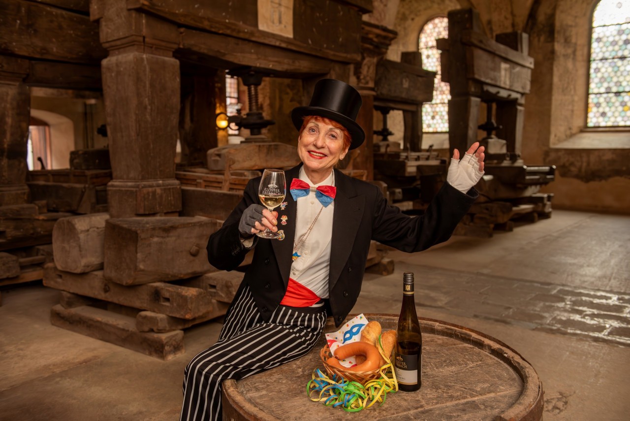 Gästeführerin Monika Albert nimmt bei der Führung die Rolle des "Narren" ein (c) Miriam Bender