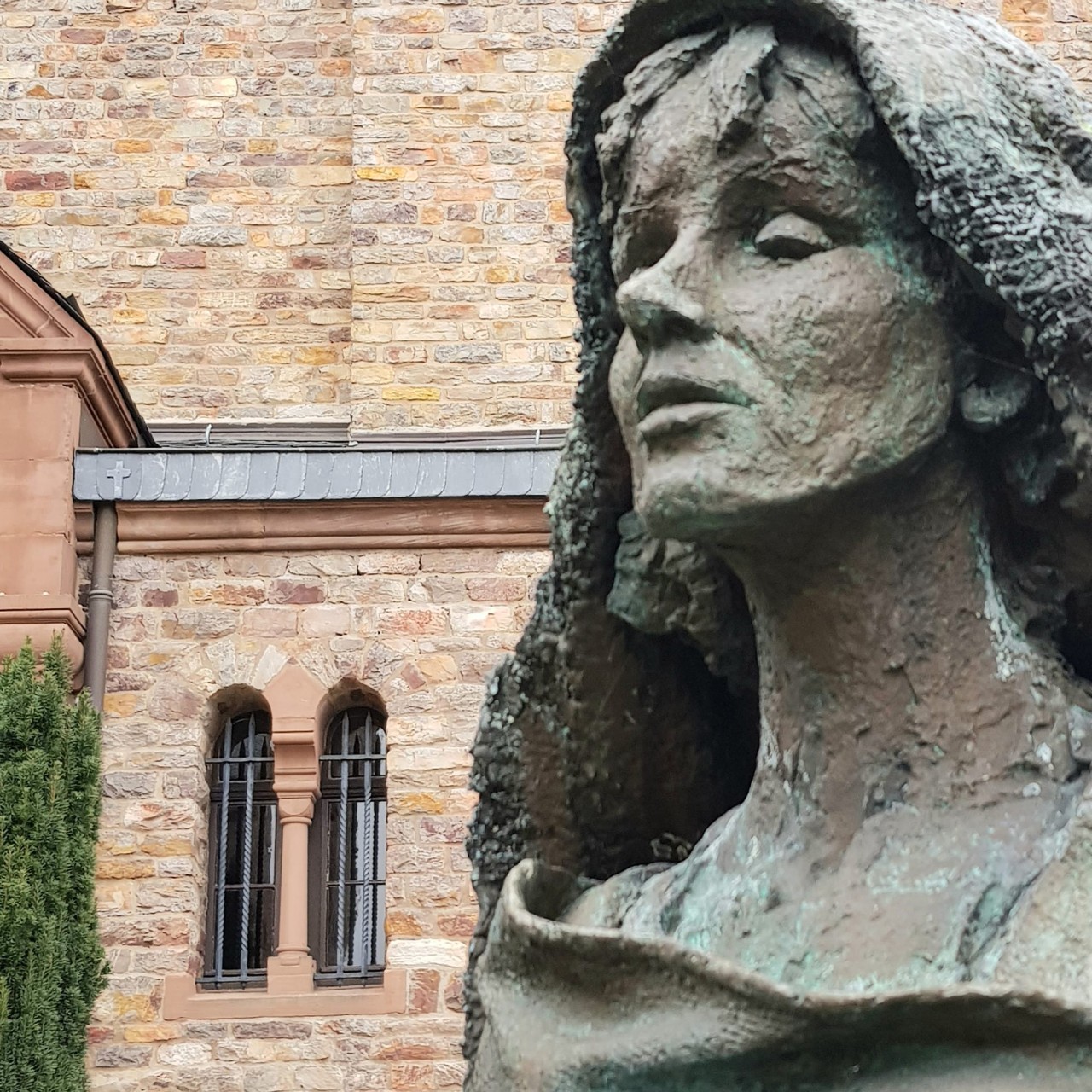 Statue Hildegard von Bingen an der Klosterkirche