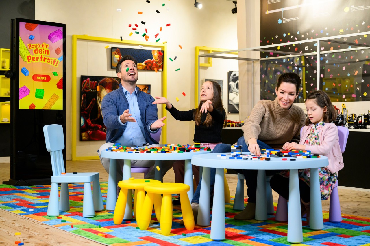 Spielen erlaubt! Die Familie hat in der Bauecke großen Spaß © Sven Moschitz