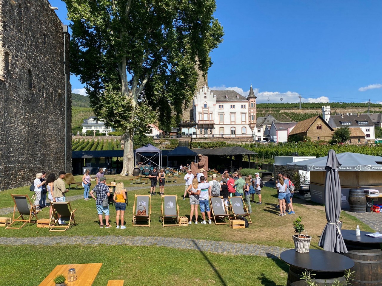 Begrüßungswein im Burggarten