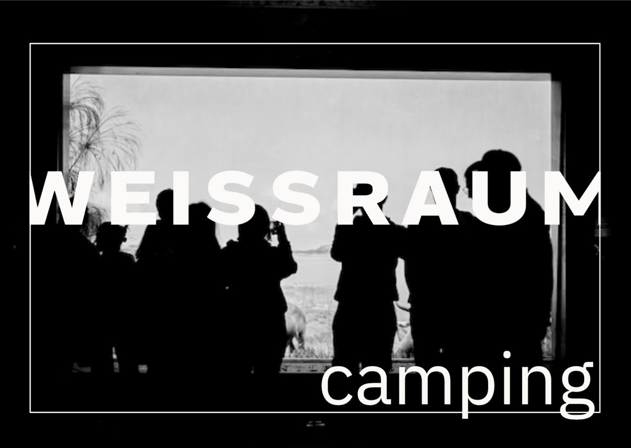 hinter dem WEISSRAUM logo betrachtet eine gruppen von menschen etwas