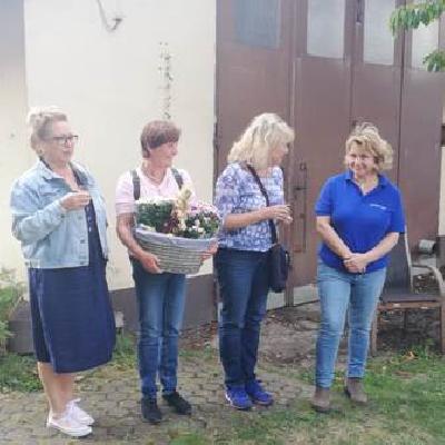 Herbstarbeitstagung - Geschenk an die Chefin des besichtigten Hofes